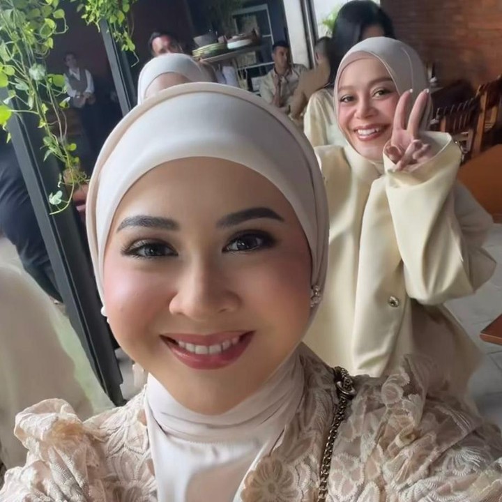 <p>Selain itu, penyanyi dangdut Lesti Kejora juga terlihat hadir bersama Kesha Ratuliu, Bunda. Terlihat jelas kebahagiaan di raut wajah mereka saat menghadiri momen lamaran sang sahabat, Syifa Hadju. (Foto: Instagram @kesharatuliu05)</p>