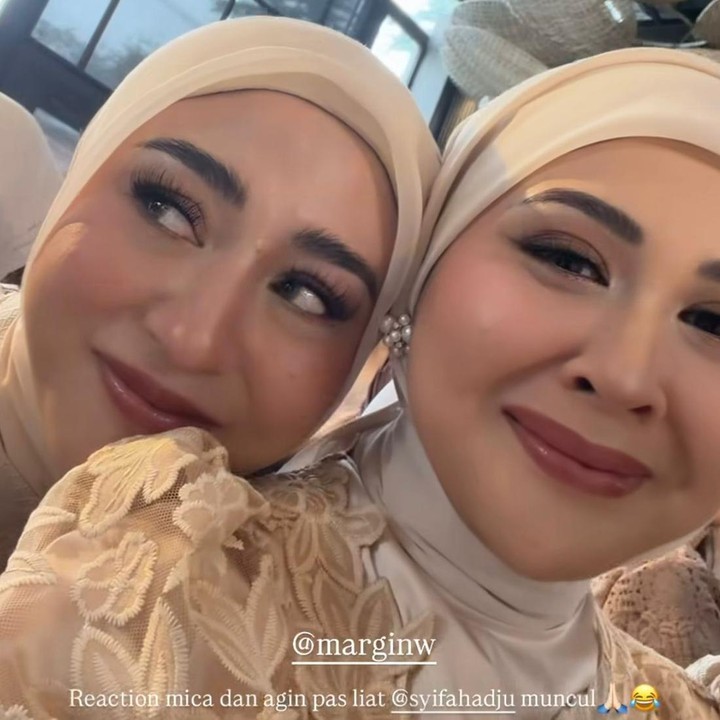 <p>Begitu memasuki prosesi acara, Kesha Ratuliu terlihat bersama Margin W tak kuasa menahan haru saat menyaksikan Syifa Hadju tiba untuk menemui calon pasangannya serta para tamu undangan. "Reaksi Mica dan Agin pas liat<em> @syifahadju</em> muncul. Di belakang ada <em>@melodylaksani92</em> sama <em>@aurelie.hermansyah</em> nenangin," tulis Kesha melalui Instagramnya. (Foto: Instagram @kesharatuliu05)</p>