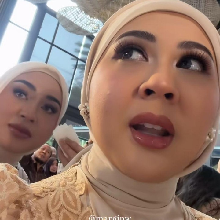 <p>Tak berselang lama, keduanya tampak terenyuh sekaligus bangga melihat&nbsp;sang sahabat&nbsp;akhirnya hampir memasuki tahap pernikahan. Sebelumnya, Syifa memang dikenal sering menjadi <em>bridesmaid</em> karena memiliki banyak sahabat artis. Kini, giliran dirinya yang akan segera menjadi pengantin, Bunda. (Foto: Instagram @kesharatuliu05)</p>