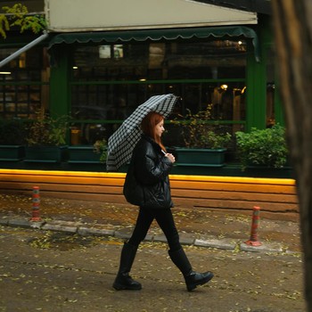 7 Rekomendasi Bahan Jaket yang Tahan Air untuk Musim Hujan