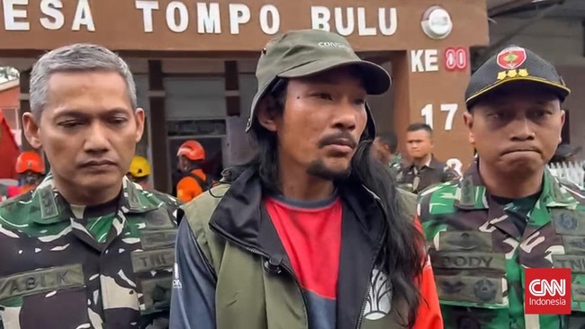 Agam Rinjani bersama timnya fokus membantu pencarian di medan terjal Gunung Bulusaraung melalui kemampuan Vertical Rescue.