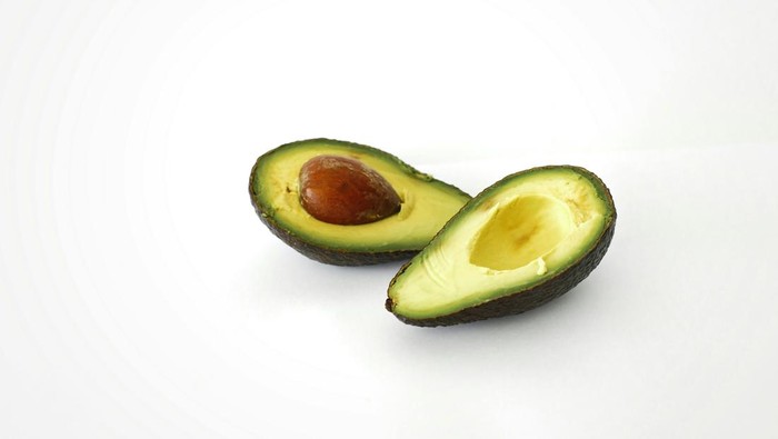 Alpukat baik untuk kulit. Kandungan fatty acid di dalamnya membantu menjaga kulit tetap halus dan lembut