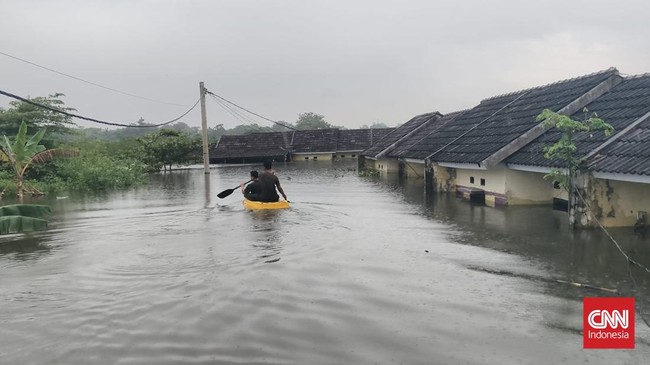 Banjir setinggi 2,5 meter merendam Perumahan Taman Cikande, Tangerang, mengakibatkan 122 keluarga terdampak. Warga butuh bantuan logistik segera.