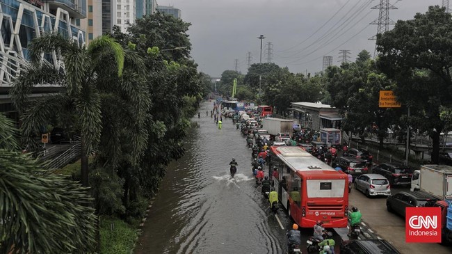 Banjir masih melanda Jakarta hingga Jumat siang, merendam 132 RT dan 16 ruas jalan. Curah hujan tinggi dan luapan kali jadi penyebab.