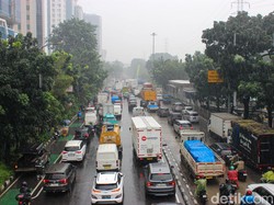 Banjir Genangi Jalan DI Pandjaitan Jaktim Surut, Lalin Normal Lagi