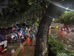Jalan Daan Mogot Jakbar Masih Banjir Malam Ini, Pemotor Lewat Trotoar