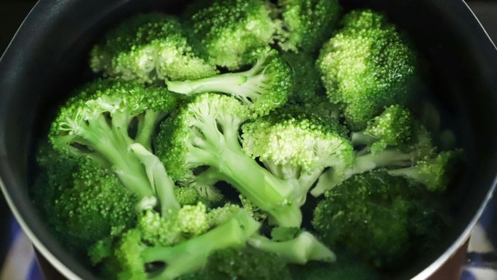 Brokoli baik untuk mencegah penuaan. Brokoli kaya nutrisi, mulai dari vitamin C dan K, serat, folat, lutein, hingga antioksidan.