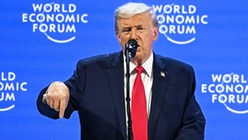 Api Muncul di Venue WEF, Ada Trump di Dalam
