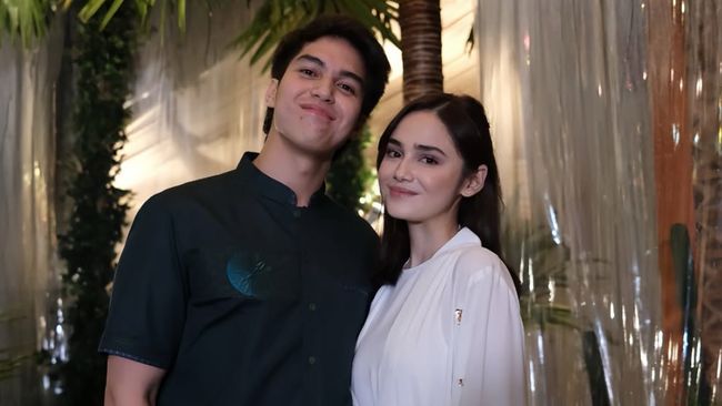 Tamu acara akad nikah El Rumi dan Syifa Hadju mendapatkan souvenir atau cendera mata kepingan emas seberat 0,2 gram.