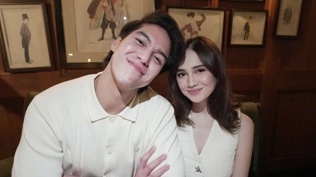 Pasangan El Rumi dan Syifa Hadju kini mulai sebar undangan pernikahan mereka.