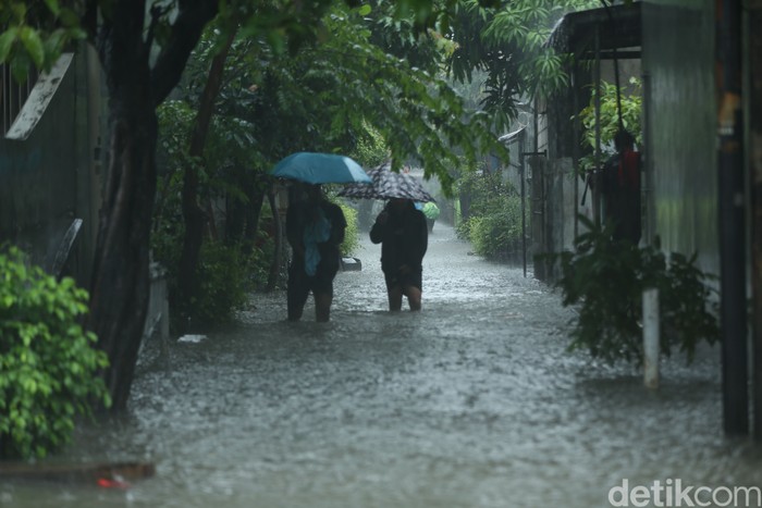 Petugas BPBD Kota Bekasi mengevakuasi seorang lansia yang sakit dari rumahnya di Perumnas 3, Bekasi, Kamis (22/1/2026), akibat banjir setinggi lutut hingga pinggang.
