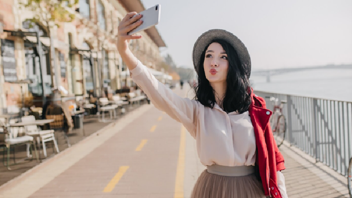 Orang yang menghindari update media sosial tidak membutuhkan validasi eksternal. Mereka punya kepercayaan diri dari dalam./ Foto: Freepik.com/lookstudio