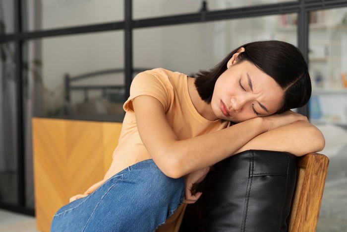 Saat patah hati, otak tidak membedakan antara sakit emosional dan sakit fisik. Aea otak yang sama dengan rasa nyeri fisik akan aktif/ Foto: Freepik.com / Freepik