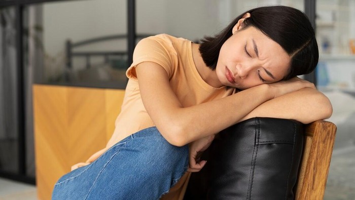 Saat patah hati, otak tidak membedakan antara sakit emosional dan sakit fisik. Aea otak yang sama dengan rasa nyeri fisik akan aktif/ Foto: Freepik.com / Freepik