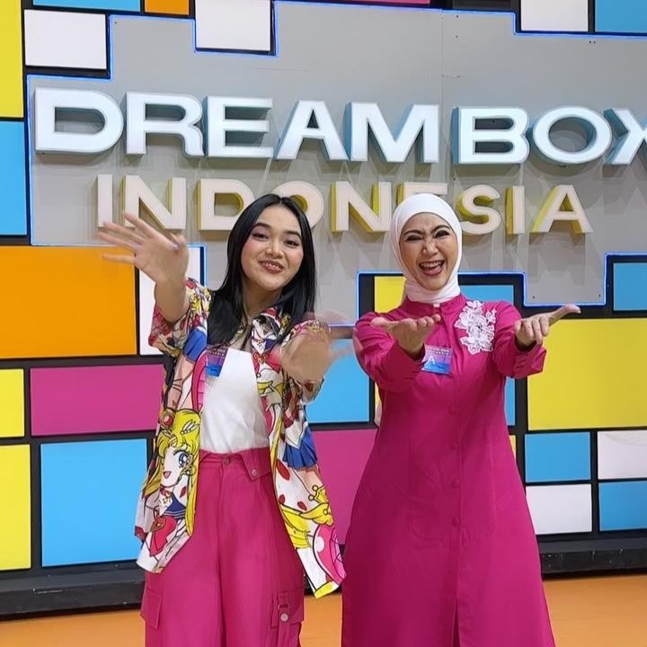 <p>Baru-baru ini, Ira dan Nia tampil dalam acara kuis <em>Dream Box Indonesia</em> di Trans TV. Di acara ini, Ira dan sang putri kompak mengenakan baju bernuansa warna <em>fuchsia</em>. Nia tampil kece mengenakan kemeja bergambar animasi yang dipadukan dengan celana warna fuchsia. Sedangkan, Ira tampak mengenakan baju terusan <em>fuchsia</em> dengan celana jeans biru dan jilbab putih. (Foto: Instagram @iraswara)</p>