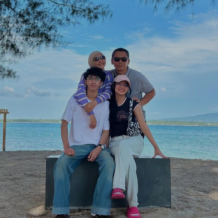 <p>Seperti diketahui, Ira resmi menikah dengan Cecep Syarifudin pada tahun 2004. Ira memiliki dua anak yang telah beranjak dewasa, yakni Anandra Syarifudin dan Nia Swara. Putri Ira, Nia, diketahui ikut terjun ke dunia hiburan mengikuti jejak sang Bunda. (Foto: Instagram @iraswara)</p>