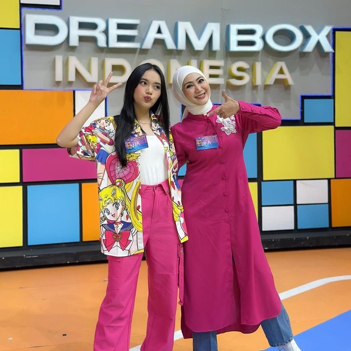 <p>Bunda masih ingat dengan penyanyi dangdut Ira Swara? Belakangan, Ira mulai sering terlihat kembali di layar kaca. Ia masih cukup aktif di panggung hiburan dan baru-baru ini terlihat tampil di TV bersama putrinya, Nia Swara. (Foto: Instagram @iraswara)</p>