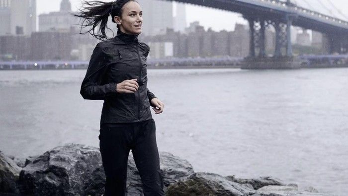 Jaket berbahan GORE-TEX sangat tahan air dan breathable jadi tidak mudah gerah saat digunakan ketika musim hujan./ Foto: gore-tex.com