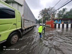 Jalan Daan Mogot Masih Tergenang, Pengendara Diimbau Hati-hati