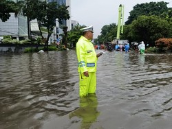 Jl DI Pandjaitan Masih Terendam Banjir, Macet Mengular hingga UKI Cawang