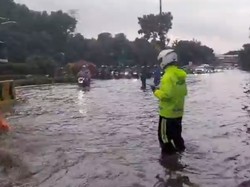 Hujan Deras, Jalan DI Panjaitan Arah Kebon Nanas Jaktim Banjir 50 Cm