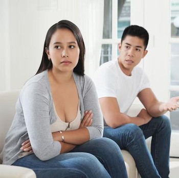 5 Tanda Kamu dan Pasangan Mulai Ada Jarak Emosional