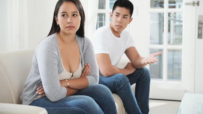 5 Tanda Kamu dan Pasangan Mulai Ada Jarak Emosional