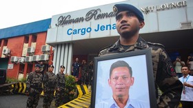 FOTO: Dua Jenazah Korban Pesawat ATR Jatuh Diserahkan ke Keluarga