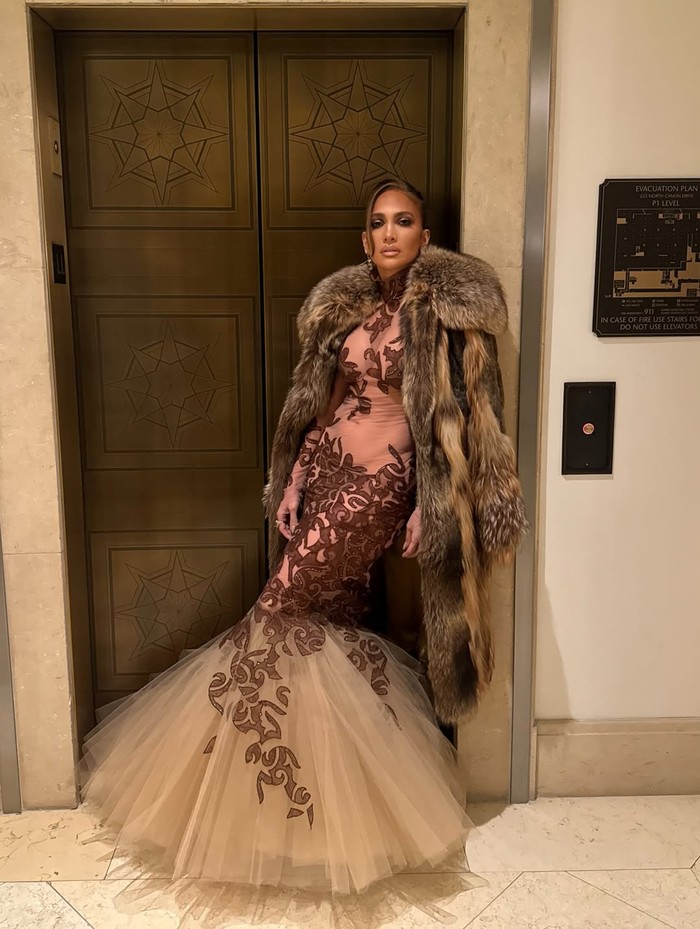 Jennifer Lopez di Golden Globes 2026. Ia tuai kritik lantaran sikapnya di GlamBOT.