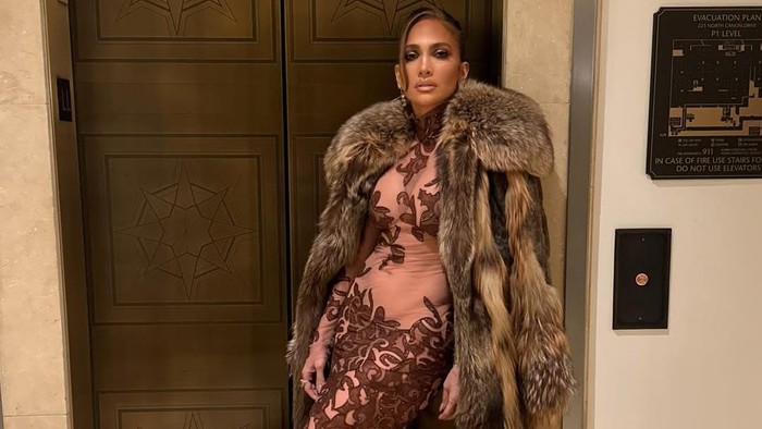 Jennifer Lopez di Golden Globes 2026. Ia tuai kritik lantaran sikapnya di GlamBOT.