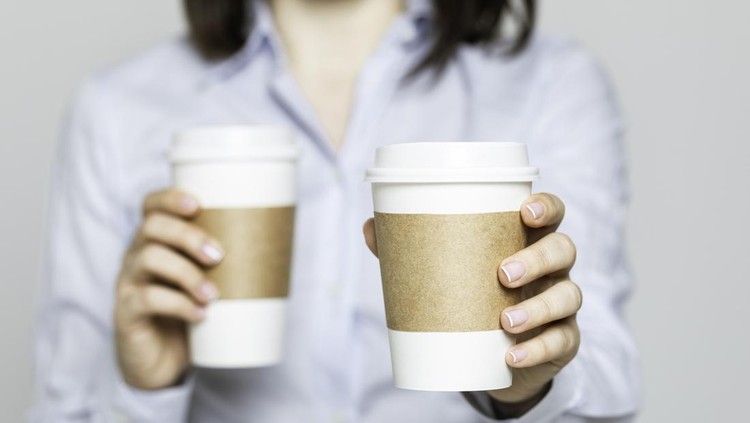 Kebiasaan Minum Kopi Ini Bisa Picu Mikroplastik Masuk ke Tubuh Tanpa Disadari