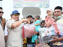 Tito Karnavian Serahkan Bantuan untuk Warga Pidie Jaya