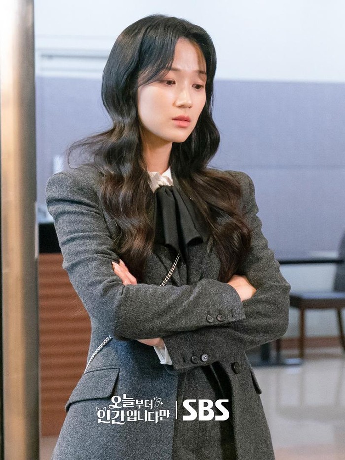 Dalam salah satu adegan, karakter Eun Ho tampil manis dengan layering style serta aksen pita di bagian dasi./ Foto: SBS