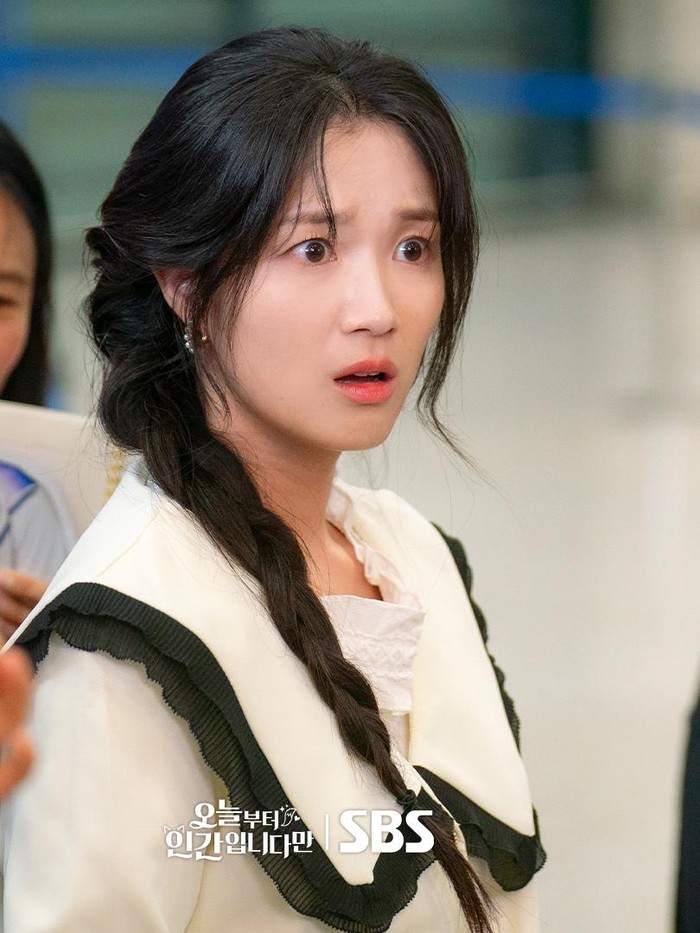 Tampil feminin ala coquette style, Eun Ho mengenakan blus berwarna putih dengan kerah ala 'sailor' berenda dengan detail warna hitam di bagian ujung./ Foto: SBS