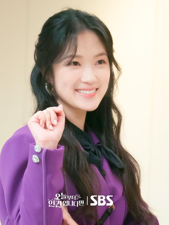 Dalam gaya lainnya, Eun Ho memilih warna terang seperti blazer ungu cerah yang dipadupadankan dengan pita berwarna hitam./ Foto: SBS