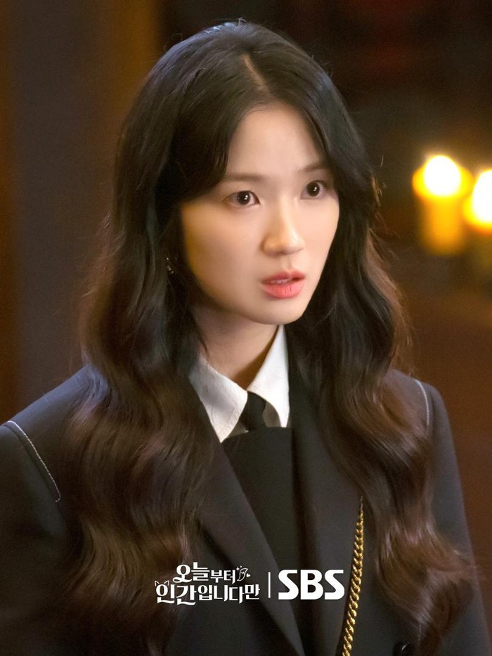 Berbeda dari sosok gumiho lainnya, Eun Ho sangat suka berbelanja dan tampil modis di berbagai kesempatan, Beauties./ Foto: SBS