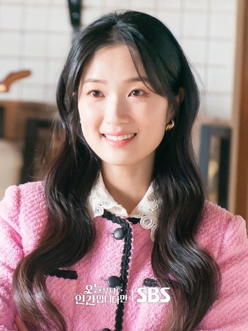 7 Gaya Modis Kim Hye Yoon Saat Bintangi Drakor Netflix 'No Tail To Tell'