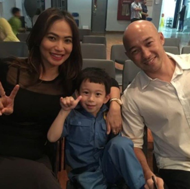 <p>Kinaryosih yang telah menikah dengan Brett Money pada Maret 2011, kala itu baru dikaruniai satu anak laki-laki yang diberi nama Steven Lee Money. &ldquo;Slide terakhir, karena Jawa Princess (anak kedua) blum lahir, sering banget jalan berdua sama Kaka Steve,&rdquo; tuturnya.&nbsp;(Foto: Instagram @kinaryosihmoney)</p>