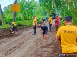 Banjir Pasuruan Surut Sisakan Lumpur Tebal di Jalan