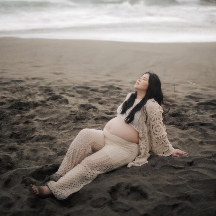 <p>Dalam <em>maternity shoot</em> kehamilan keduanya, Melisa tampil cantik mengenakan atas <em>crop top</em> yang ditutupi jaket rajut desain jaring bunga berwarna <em>ivory</em>. Melisa menyempurnakan gayanya dengan celana pendek yang ditutupi <em>sheer pants</em> berwarna senada dengan pakaiannya. (Foto: Instagram @melisahart_)</p>