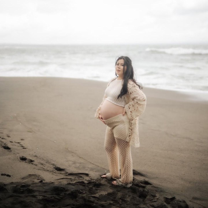 <p>Jebolan ajang pencarian bakat, Melisa Idol, tengah menikmati masa kehamilan keduanya. Jelang hari bahagia persalinan, Melisa menyempatkan diri untuk melakukan<em> maternity shoot</em> berlatar keindangan pantai dan lautan. Di<em> maternity shoot</em> ini, Melisa memamerkan baby bump kehamilannya yang sudah terlihat besar. (Foto: Instagram @melisahart_)</p>
