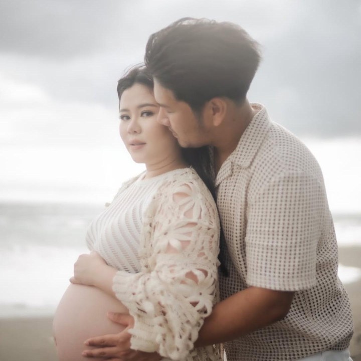 <p>Sejak mengumumkan kehamilan keduanya, Melisa mulai sering pamer<em> baby bump</em> di Instagram. Perempuan yang dijuluki <em>crazy rich</em> Surabaya ini bahkan sempat meminta rekomendasi nama bayi perempuan dengan unsur Jepang di media sosial miliknya. "Jujur masih blm dapet nama anak cewek," tulisnya beberapa waktu lalu. (Foto: Instagram @melisahart_)</p>