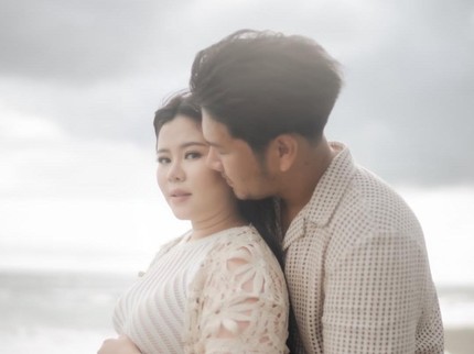 Melisa Idol Pamer Baby Bump Kehamilan Kedua di Maternity Shoot Berlatar Keindahan Pantai