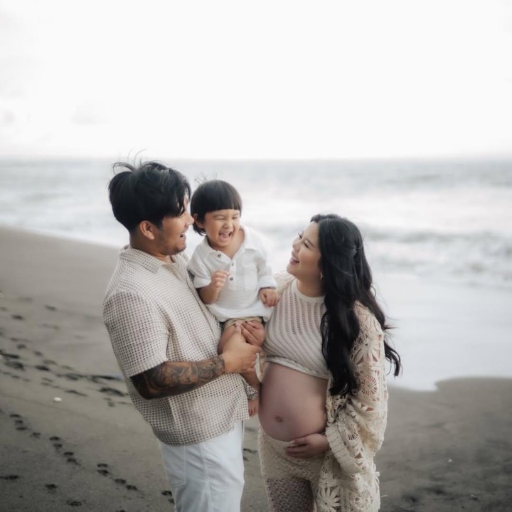 <p>Di momen maternity shoot kali ini, Melisa tak sendiri. Ia mengabadikan momen kehamilan kedua bersama suaminya Rafael Raven Go dan putranya Maven Rodrick. Ketiganya terlihat begitu bahagia menikmati momen kebersamaan saat <em>maternity shoot</em>. "Lebih banyak tangan untuk digenggam, lebih banyak hati untuk dicintai, lebih banyak alasan untuk bersyukur," tulis Melisa dalam unggahan ini. (Foto: Instagram @melisahart_)</p>