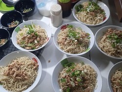 Berapa Jumlah Kalori Mie Ayam? Ini Tips Penyajiannya agar Lebih Sehat untuk Diet
