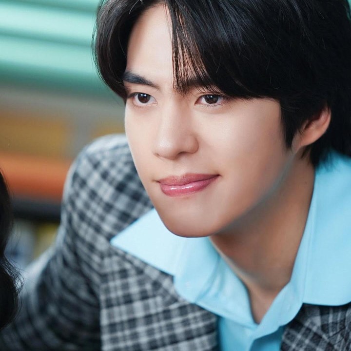 <p>Nama Cho Han Gyeol semakin melejit ketika ia membintangi drmaa Korea The Haunted Palace di tahun 2025. Dalam drama ini, ia memerankan tokoh Bi Bi yang merupakan sosok makhluk mitologi Korea yang disebut Imoogi, siluman ular putih (Foto: Instagram @hangyul_cho)</p>