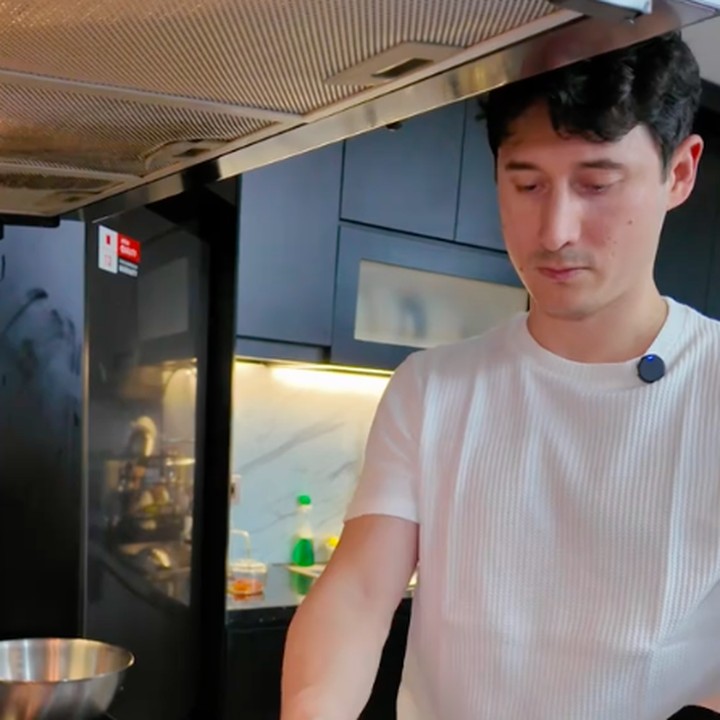 <p>Melalui unggahan di TikTok, Nino membagikan aktivitas memasaknya saat sang istri tengah sibuk mengurus putri mereka Kaia Lanna Fernandez. Pria 42 tahun ini membuat berbagai jenis makanan yang membantu pemulihan sang istri dan mendukung proses menyusui. (Foto: Instagram @ninofernandez__)</p>