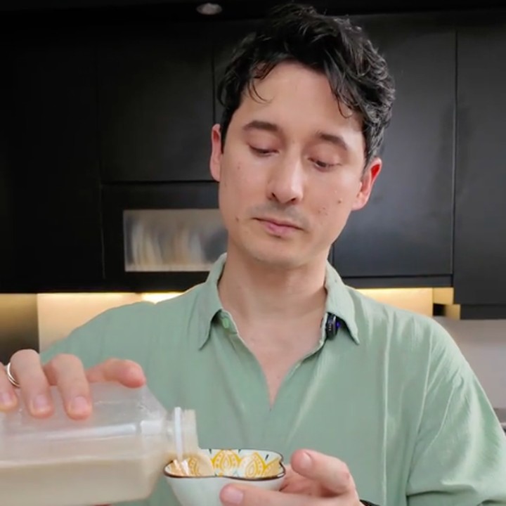 <p>Beberapa menu lain yang dibuat oleh Nino adalah steak, ayam goreng ketumbar sambal tomat, puding daun kelor cokelat dengan fla santan, dan omelet daun katuk. Nino membeli bahan, menyiapkan, dan memasak makanan untuk istrinya ini sendirian. Hampir semua makanan dibuat dengan bahan berkualitas dan penuh nutrisi. (Foto: Instagram @ninofernandez__)</p>