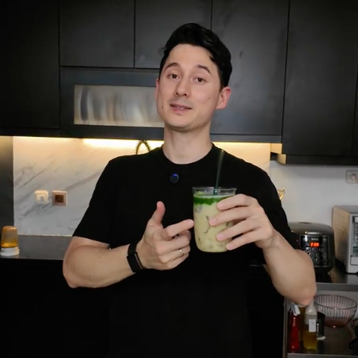 <p>Salah satu menu yang pernah dibuat Nino adalah <em>smoothie</em> pisang dan daun kelor. Nino sengaja memilih daun kelor karena terbukti bisa meningkatkan produksi ASI istrinya. "Kenapa banyak daun kelor? Karena ternyata berhasil banget, ASI-nya jadi lebih banyak," ungkap Nino. (Foto: Instagram @ninofernandez__)</p>