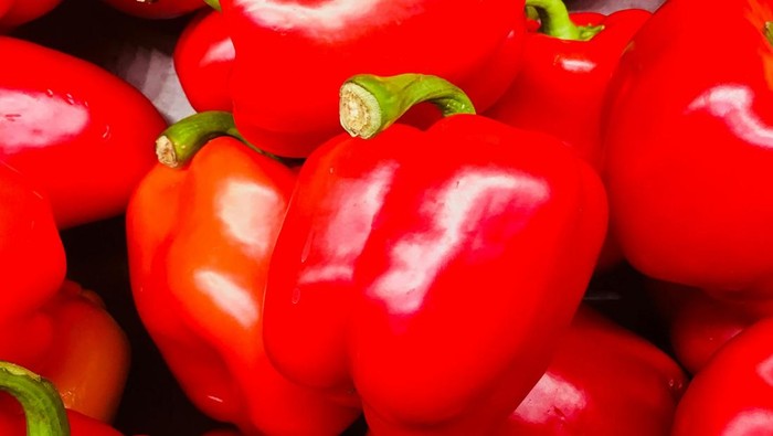 Paprika merah. Paprika merah kaya akan antioksidan dan vitamin C yang baik untuk kulit.